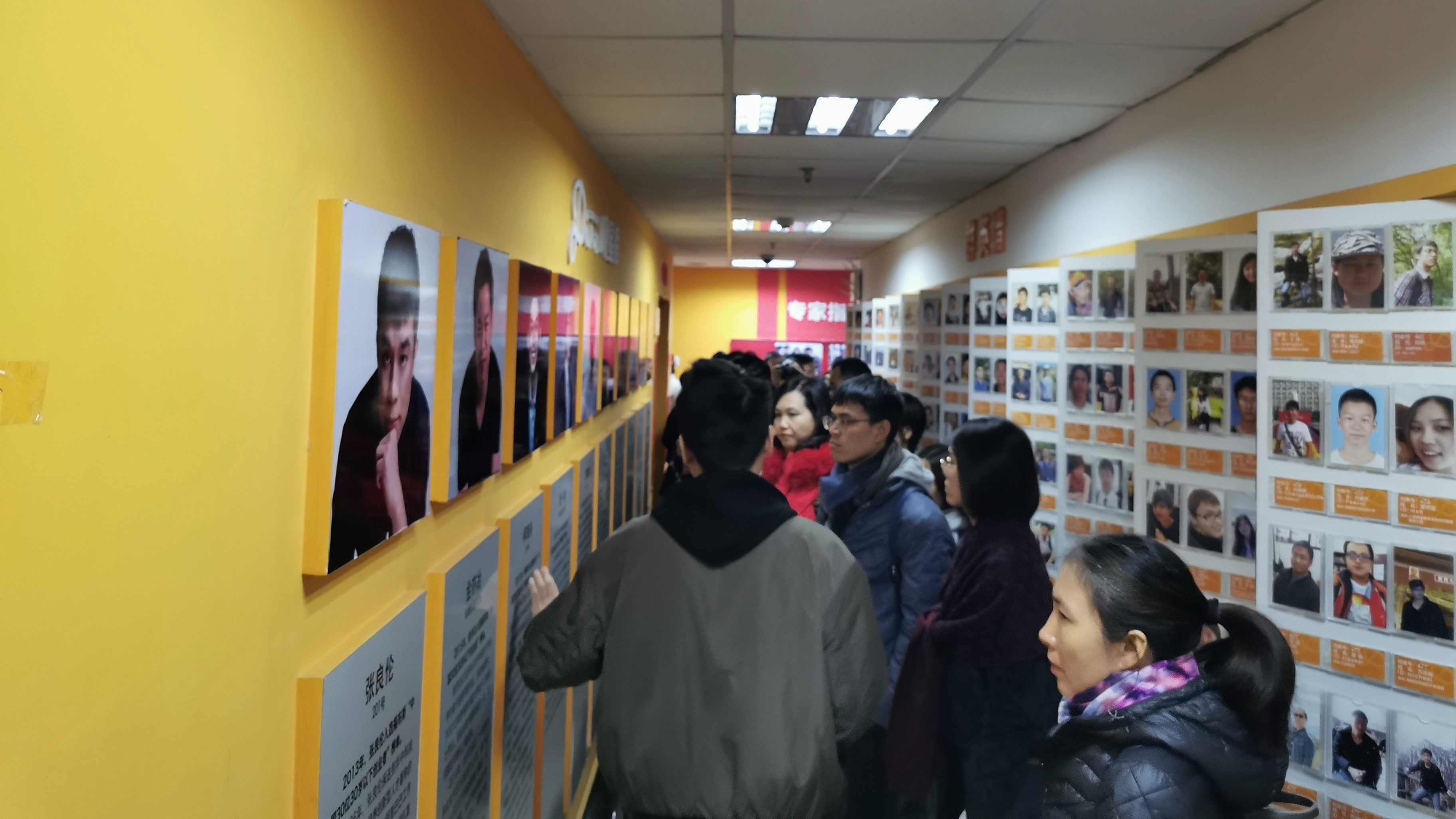 图9 讲解员为创业青年团讲解.jpg